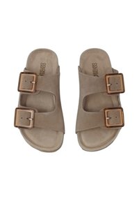 Sandali in suede beige chiaro con due ampie cinghie e fibbie rettangolari marroni. La soletta è imbottita e leggermente sagomata per il comfort.