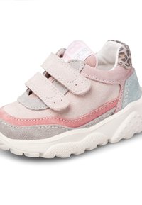 Sneaker per toddler in rosa e grigio con due cinturini in velcro, suola bianca e un accento in stampa leopardata sul tallone.
