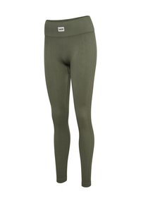 Ribbade stretchleggings i olivgrönt tyg, med bred midjeresår och kroppsnära ben. Märkeslogotyp synlig på midjeresåren.