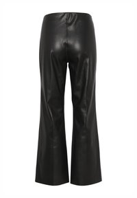 Pantalones de cuero negro de cintura alta y con un acabado suave. Presentan una parte trasera sin costuras y una abertura de pierna ancha. Sin herrajes visibles.