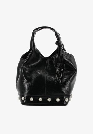 Borsa a tracolla in ecopelle nera con un design morbido, caratterizzata da una superficie testurizzata e dettagli metallici con borchie simili a perle lungo la base.