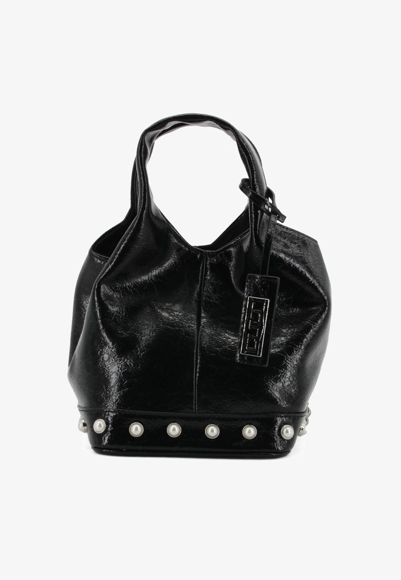 Borsa a tracolla in ecopelle nera con un design morbido, caratterizzata da una superficie testurizzata e dettagli metallici con borchie simili a perle lungo la base.