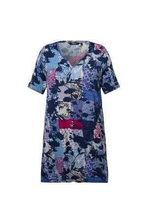 Tunica patchwork blu con maniche corte, con motivi floreali e geometrici in tonalità di blu, rosa e crema. Design con scollatura a V.