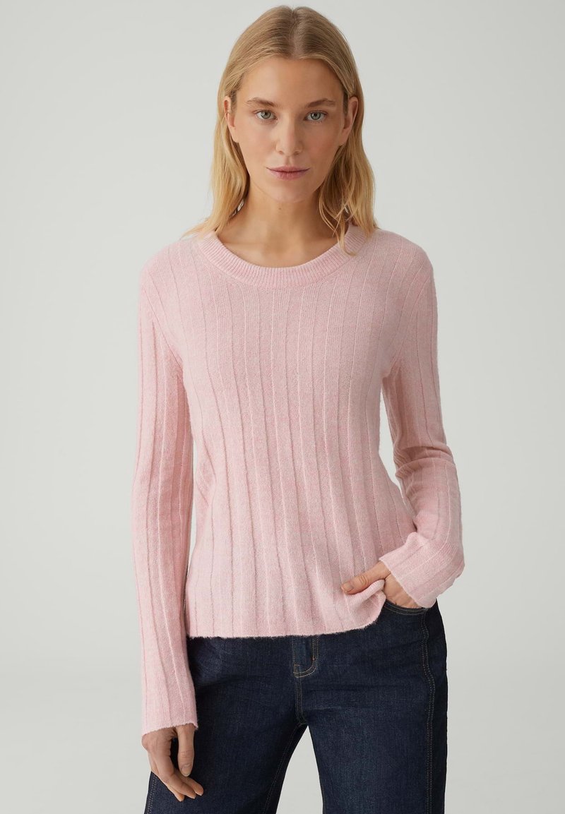 Hellrosa gerippter Pullover mit langen Ärmeln und rundem Ausschnitt, ausgestattet mit einem leicht verkürzten Saum und einem weichen, strukturierten Stoff.