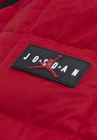 Jordan ESSENTIAL PUFFER UNISEX - Ziemas jaka - gym red