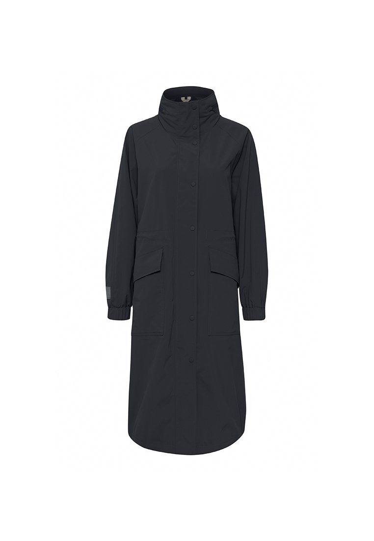 Cappotto impermeabile nero con colletto alto, maniche lunghe, chiusura a bottoni e due tasche frontali con polsini elasticizzati. Texture liscia.