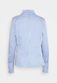 Chemise rayée avec un col montant et des manches longues. Le tissu est en coton léger avec des rayures verticales bleues et blanches.