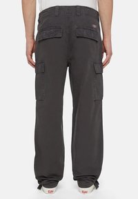 Mörkgrå cargobyxor av robust tyg, med flera fickor, en avslappnad passform och en något strukturerad yta.