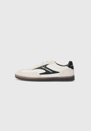 Sneakers med en overdel i hvid ruskind og læder, sorte accenter, rund tå, flad gummisåle og 'KARL LAGERFELD' logo detalje.