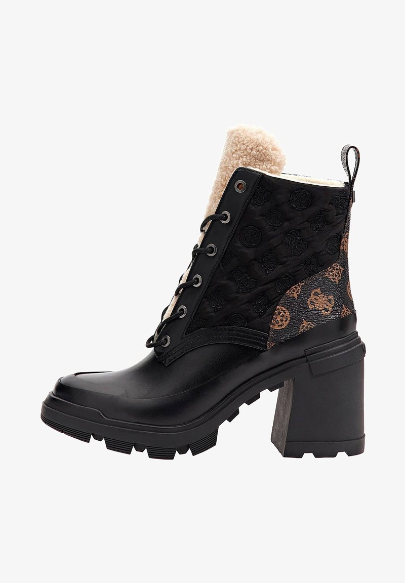 Bottine noire à lacets avec talon épais, côtés matelassés, tissu à motifs et doublure en shearling beige visible en haut.