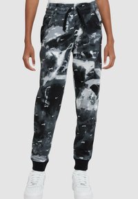 Svart och grått tie-dye joggers har ett elastiskt midjeband med dragsko och ribbade muddar, prydda med små vita logotyper överallt.