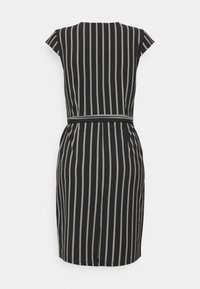 Vestido preto com riscas verticais brancas. Mangas em formato de capa, cintura ajustada e comprimento curto. Tecido suave com um brilho subtil.
