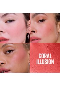 Trzy kobiety o różnych odcieniach skóry z koralowym różem na policzkach; zbliżenie na fakturę koralowego makijażu z napisem "CORAL ILLUSION".