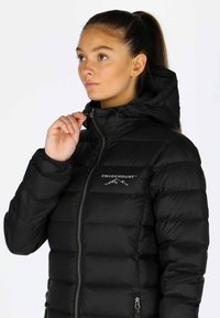 Czarna kurtka puchowa z kapturem, wyróżniająca się pikowaną teksturą, zamkiem błyskawicznym z przodu oraz logotypem "SWEDEMOUNT". Gładki materiał i dwie boczne kieszenie.