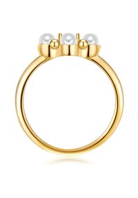 Anillo de oro que presenta tres perlas blancas montadas en un engaste de oro con borde ondulado. La banda es lisa y redondeada, proporcionando un diseño elegante.
