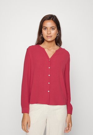 Blusa vermelha de manga longa com decote em V, fechamento com botões na parte frontal e punhos ajustados, feita de um tecido suave e leve.