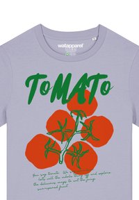 Licht lavendelkleurig t-shirt met groene tekst "ToMATO," rode tomaatgraphics en groene wijnstokken details. Zacht katoenmateriaal, klassiek ronde hals ontwerp.