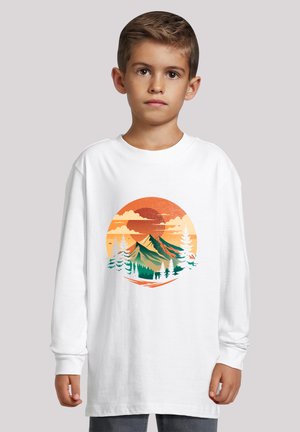 Langärmliges weißes T-Shirt mit einem bunten Berg- und Waldgrafik vor einem kreisförmigen Sonnenuntergangs-Hintergrund. Weicher Stoff, lässige Passform.
