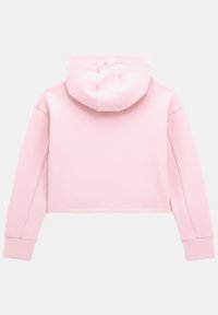 Sudadera corta rosa con mangas largas, capucha con cordones y puños acanalados. Textura suave con costuras y detalles de puntadas visibles.