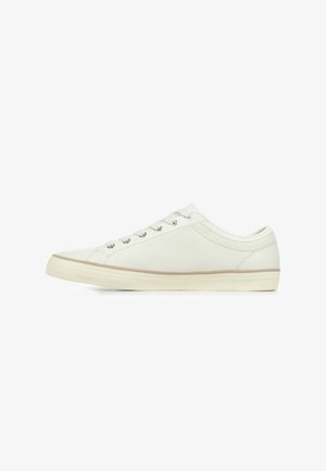 Sneaker in pelle bianca basso con chiusura frontale con lacci, occhielli in metallo e suola in gomma beige, mostrata di lato su sfondo bianco.