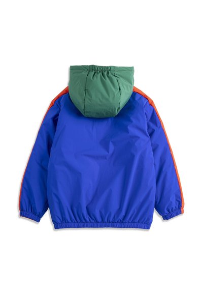 Chaqueta azul con puños y dobladillo elásticos, capucha verde y franjas naranjas a lo largo de las mangas, vista desde atrás.