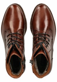 Botas de cuero marrón con un acabado suave, con cordones negros, un cierre de cremallera lateral y plantillas texturizadas.