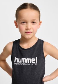 Svart ärmlös atletisk linne med rund halsringning och "hummel PERFORMANCE" i framträdande vit text.