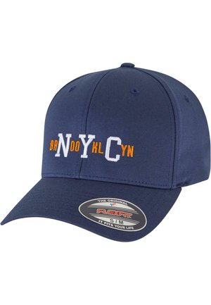 Marineblauwe pet met een gebogen klep. Bevat geborduurde tekst "BrN Y Klyn" in wit en oranje. Flexfit logo sticker op de klep.