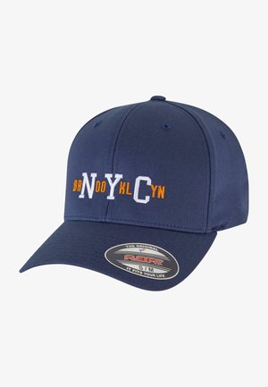 Jūras spēku zils cepures ar izliekto malu. Iekļauj izšūtus tekstu "BrN Y Klyn" baltā un oranžā krāsā. Flexfit logotipa uzlīme uz malas.