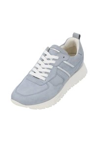Zapatilla de ante azul claro con cordones blancos, superficie texturizada, costuras prominentes y suela de goma blanca. Asidero trasero para una fácil colocación.