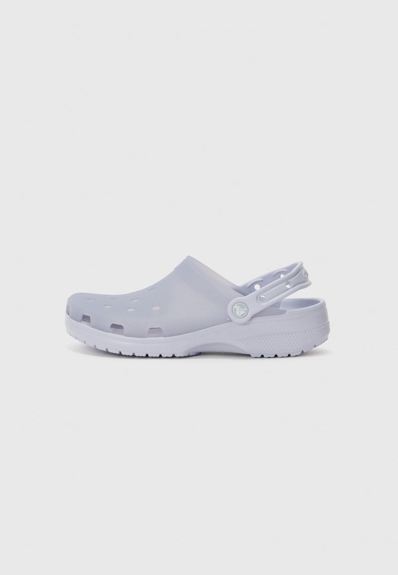 Sabot violet clair à enfiler avec trous de ventilation et bride de talon ajustable sur fond uni.