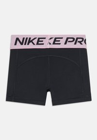Shorts de sport noirs avec une taille élastique rose clair comportant l'inscription "NIKE PRO" en lettres noires, conçus avec une texture lisse et une coupe ajustée.