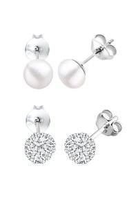 Ohrringe mit zwei Designs: eines mit einer weißen Perle und das andere mit einem runden, funkelnden Kristallcluster, gefasst in Silber.