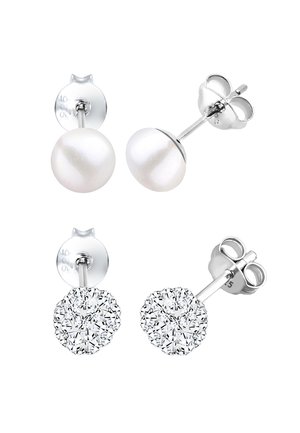 Boucles d'oreilles pendantes présentant deux designs : l'un avec une perle blanche et l'autre avec un cluster de cristaux ronds et scintillants, montés en argent.