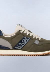 Olivgrüner und beiger Sneaker mit weißen Schnürsenkeln, dunkelblauem Branding-Streifen, beiger gepolsterter Zunge und strukturierter Kautschuksohle.