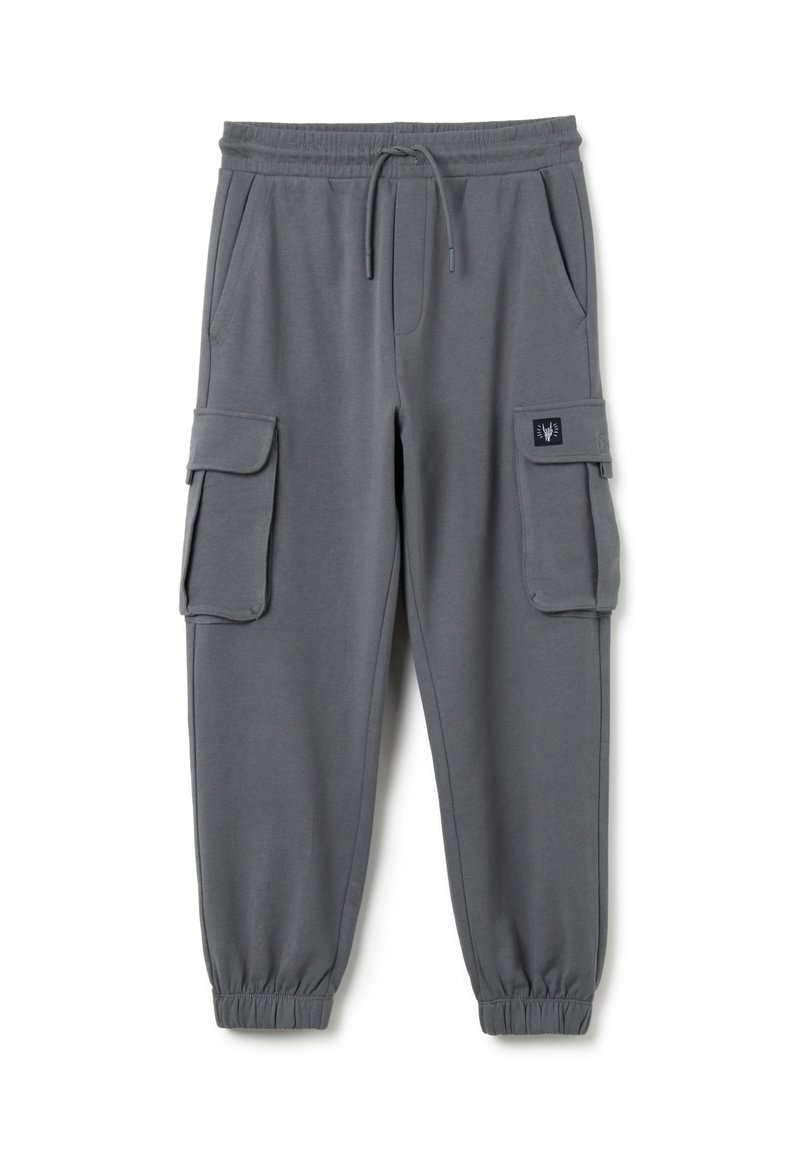 Pantalones deportivos grises hechos de una tela suave, con una cintura elástica, cordón ajustable y varios bolsillos tipo cargo en los laterales.