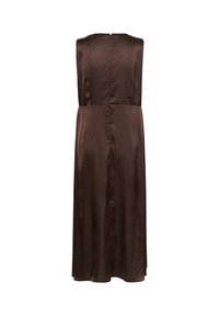 Robe midi sans manches en satin marron foncé avec fermeture éclair dans le dos et jupe légèrement évasée sur fond blanc.