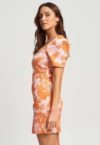 BWLDR DEVON - Etui-jurk - orange jacquard