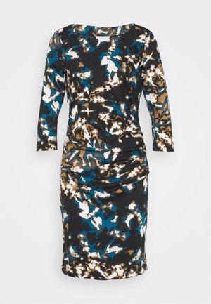 Robe longueur genou à manches trois-quarts avec un motif floral abstrait en noir, blanc, marron et bleu, présentant un col rond et une taille froncée.