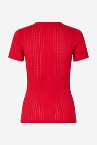 Top rojo de manga corta con un diseño ajustado, que presenta una textura acanalada vertical y pequeños cortes en forma de diamante a lo largo del patrón.