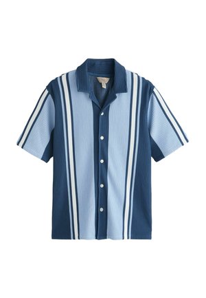 Chemise à manches courtes avec boutons et rayures verticales dans différentes nuances de bleu et blanc, avec un col plié.
