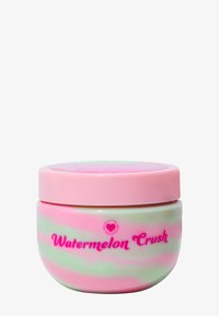 En rosa og grønn swirl-glass med et rosa lokk. Etiketten leser "Watermelon Crush" med fete rosa bokstaver. Glatt tekstur og avrundet form.