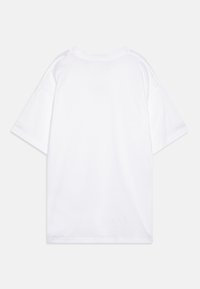 Hvid bomulds t-shirt med en afslappet pasform, korte ærmer og rund halsudskæring. Simpelt design uden synlige mønstre eller accenter.