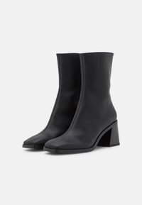 Monki Botines - black