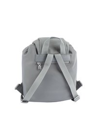 Mochila gris hecha de material durable con forma redondeada. Presenta correas ajustables, un bolsillo con cremallera y un diseño minimalista.