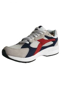 Sneaker in camoscio e rete grigia con accenti blu e rossi, pannelli testurizzati e suola bianca. Design classico con lacci e punta arrotondata.