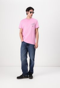 Tommy Jeans SIGNATURE CITY TEE UNISEX - Print T-shirt - carnival pink