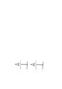 Pendientes de plata con un diseño minimalista, que cuentan con un poste circular y un pin recto, superficie de metal suave y un acabado pulido.