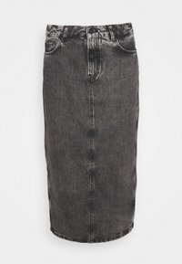 Farkuhousut tummanharmaana, puolipitkä malli, näkyvillä saumoilla, viisitaskuinen tyyli, etupainike, ja hieman kulunut tekstuuri.