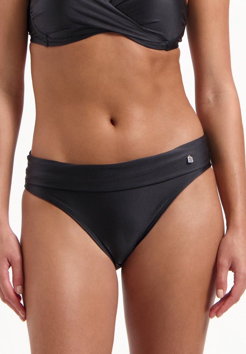 Bas de bikini noir avec une taille haute, fabriqué en tissu lisse et extensible. Présente un petit logo sur le côté.